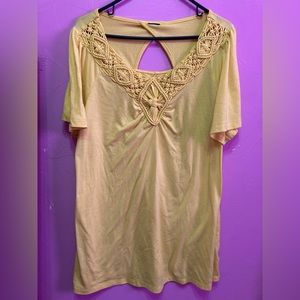 👚 Beautiful Yellow Plus Size Shirt With Crochet Detail 🧵 Brand Unknown.